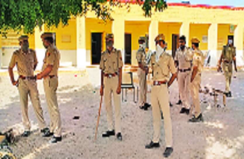 JBP Police broke image of 'Sticks' in lockdown, human face emerged कोरोना काल में पुलिस ने ‘ लठमार ’ छवि तोड़ी, जबलपुर पुलिस का सोशल चेहरा उभरा