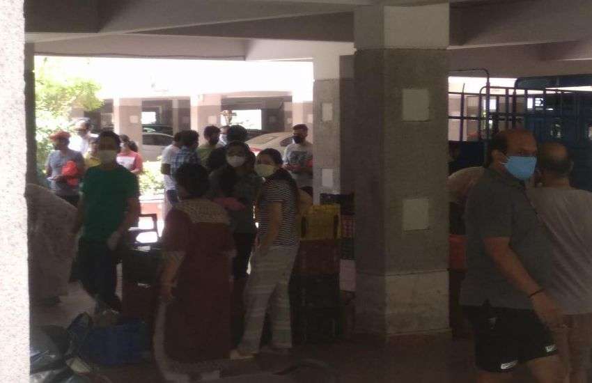 लॉक डाउन का उल्लघंन : पॉर्किंग में लगी सब्जी मंडी और खरीदने के लिए लोगों की भीड़