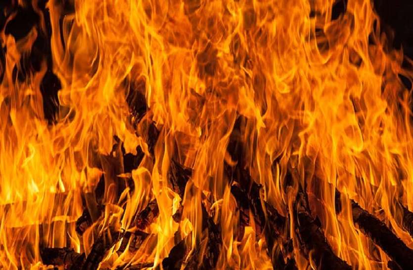 Fire In Oil Factory Warehouse - आयल फैक्टरी के गोदाम में लगी आग | Patrika  News