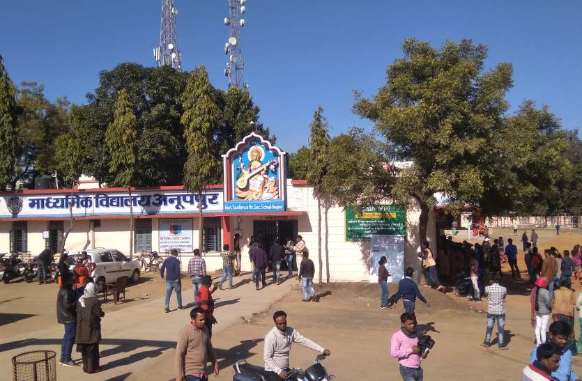Principal did not provide tribal children Admission commissioner gave प्राचार्य ने आदिवासी बच्चों को नहीं दिलाया प्रवेश आयुक्त ने थमाया कारण बताओ नोटिस