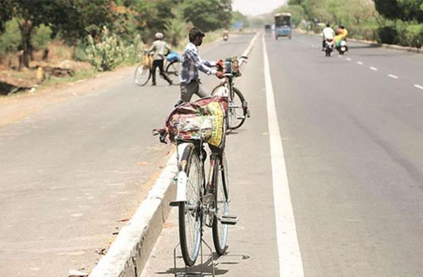 labour-on-cycle.jpg घर जाने के लिए प्रवासी मजदूर ने 3 हजार में ली नई साइकिल, मजबूरी का फायदा उठा मात्र 200 में खरीदी, निलंबित