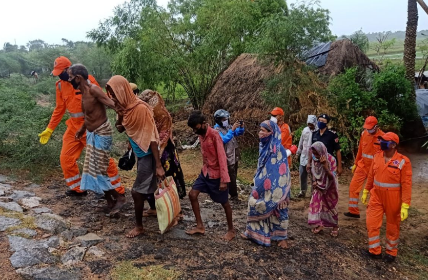 Cyclone Amphan: प्रचंड तूफान के कहर से दुबका ओडिशा, सैकड़ों पेड़ व घर गिरे, 1 मौत