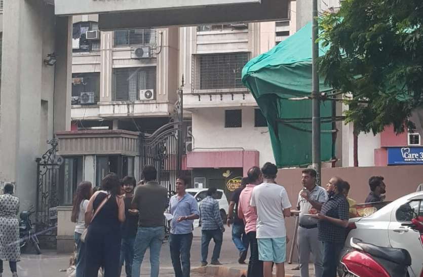 लॉकडाउन के दौरान हाउसिंग सोसायटी समोसा पार्टी, दो गिरफ्तार लॉकडाउन के दौरान हाउसिंग सोसायटी समोसा पार्टी, दो गिरफ्तार