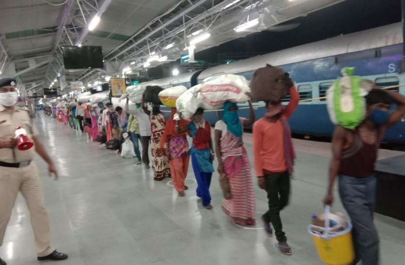 jabalpur railway station negligence for train passengers रेल यात्री ध्यान दें, जबलपुर स्टेशन जाने से पहले पढ़ लें ये खबर, वर्ना हो सकती है लड़ाई