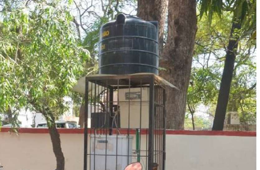 Water tank इस कलेक्ट्रेट परिसर में सेनेटाइजर तो दूर, साबुन तक नहीं, पानी से हाथ धो रहे सरकारी कर्मचारी व अन्य