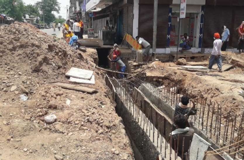 Negligence: No one knows when the much-awaited culvert will be built लापरवाही: किसी को नहीं मालूम कि कब बनेगी बहुप्रतीक्षित पुलिया