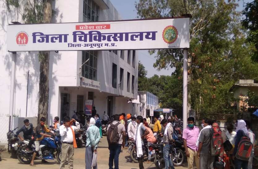 Mass rush for temporary contract recruitment, social distancing and ta अस्थायी संविदा भर्ती के लिए उमड़ी भीड़, सोशल डिस्टेसिंग और सुरक्षा उपायों की कर अनदेखी