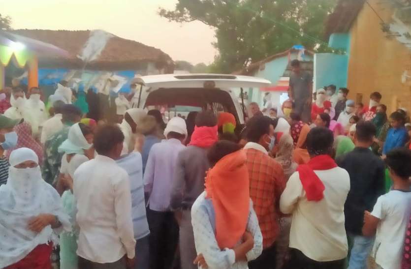 मां ने दो बच्चों के साथ जहर खाकर की आत्महत्या मां ने दो बच्चों के साथ जहर खाकर की आत्महत्या