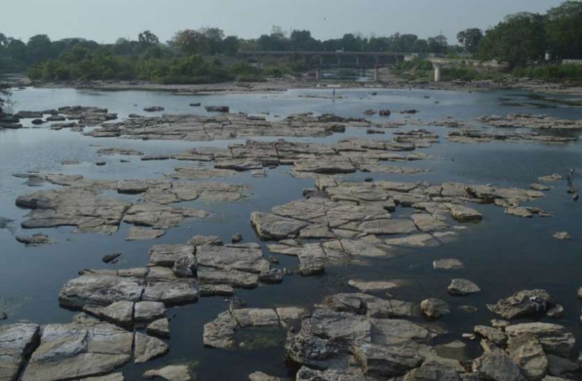 rewa बीहर नदी की धार टूटी तो शहर में शुरू हो गया पानी का संकट, लोग हो रहे परेशान