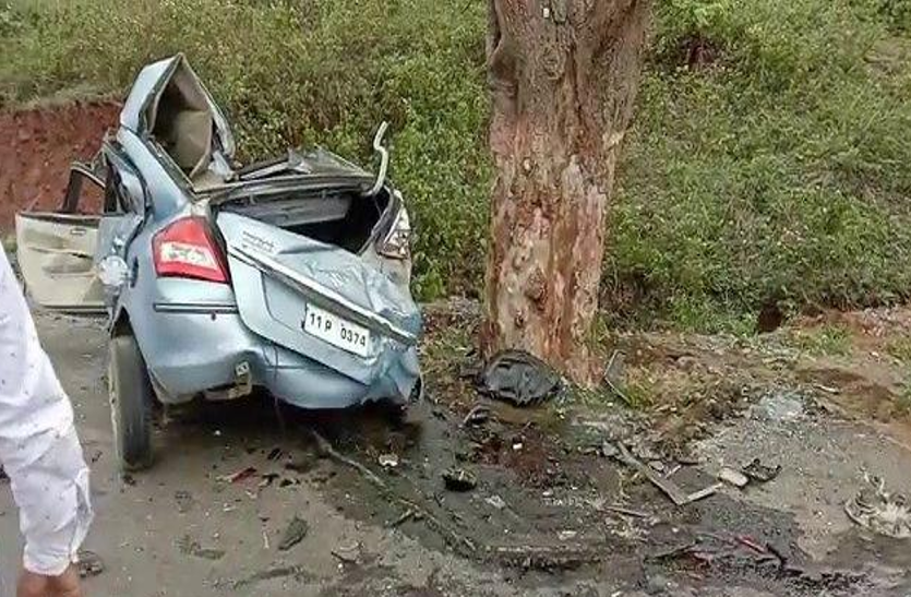 Jharkhand News कार-बाइक के बीच भीषण टक्कर, 5 की मौत