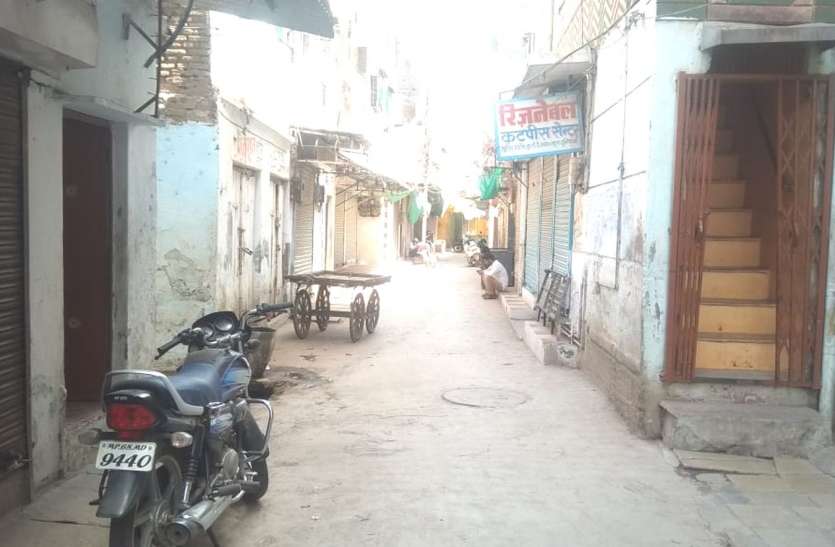 No silence, no new clothes, no shoes, no necklace or makeup in Eid's market ईद के बाजार में सन्नाटा, न नए कपड़े, न जूते, न ही हार श्रृंगार