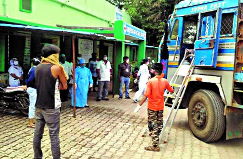 Khalasi dies in truck returning from Hyderabad, stir in Dongargaon Hospital हैदराबाद से लौट रहे ट्रक में खलासी की मौत, डोंगरगांव अस्पताल में मचा हड़कंप