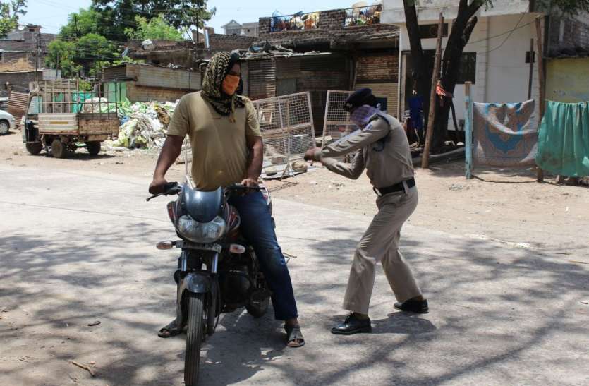 कंटेंटमेंट एरिया में बाईक पर मासूम को लेकर घूम रहे थे (देखे वीडियो) कंटेंटमेंट एरिया में बाईक पर मासूम को लेकर घूम रहे थे (देखे वीडियो)
