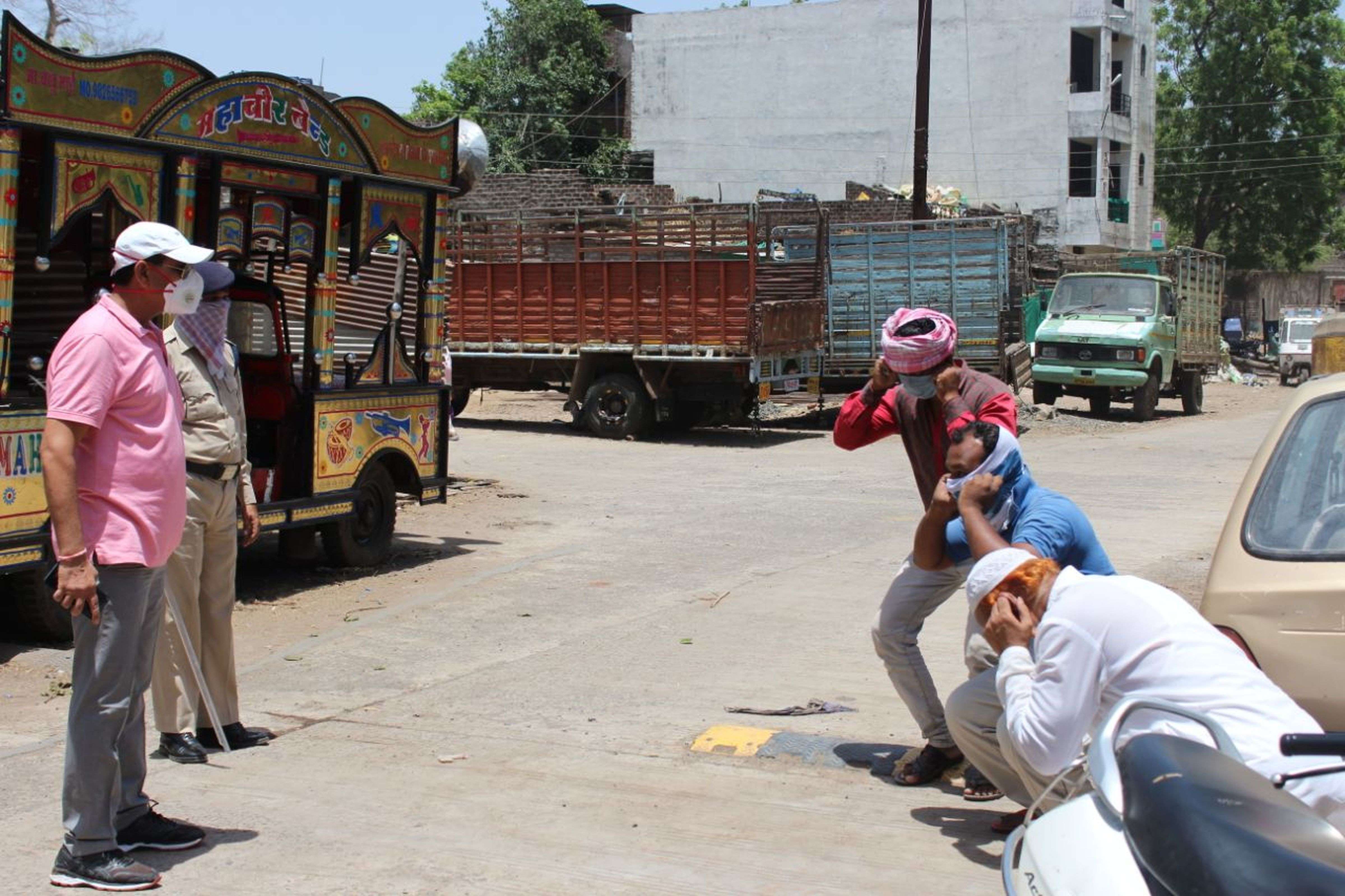 कंटेंटमेंट एरिया में बाईक पर मासूम को लेकर घूम रहे थे (देखे वीडियो)