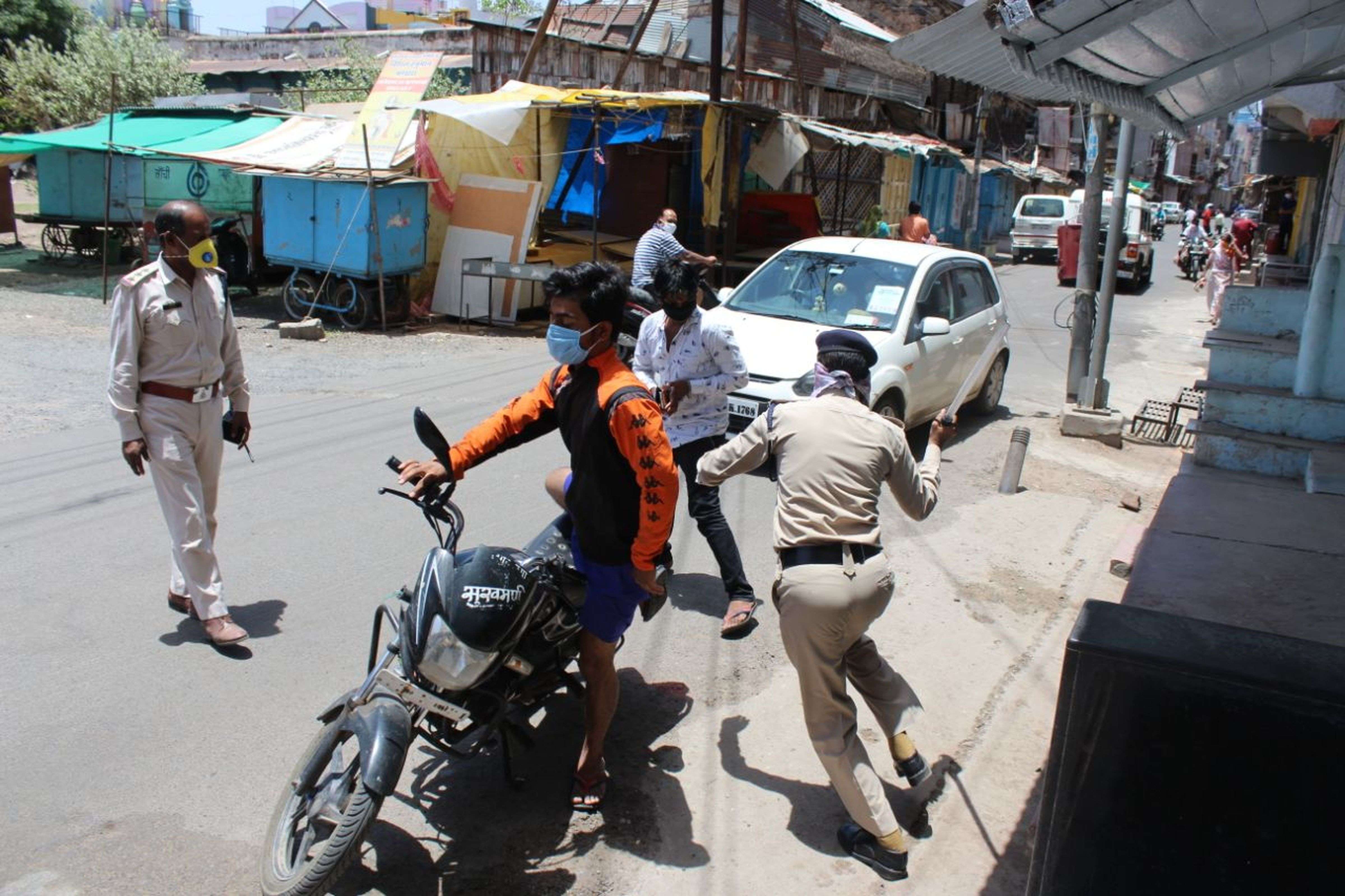 कंटेंटमेंट एरिया में बाईक पर मासूम को लेकर घूम रहे थे (देखे वीडियो)