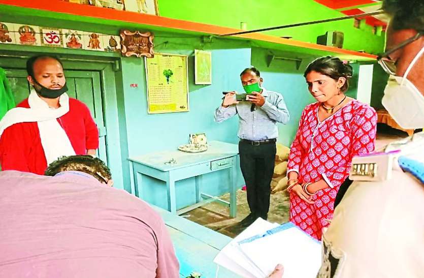 Medications kept in 8 sacks, 42 vial cuff syrup seized 8 बोरियों में रखीं दवाइयां, 42 शीशी कफ सिरप जब्त