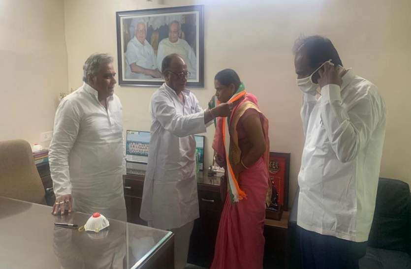 Durg Municipal Corporation-Independent councilors join Congress Durg Municipal Corporation-एक और निर्दलीय पार्षद ने थामा कांग्रेस का हाथ सदन में 34 हुए कांग्रेसी