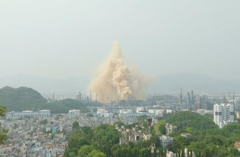 Video: विशाखापट्टनम में धुएं का गुब्बार दिखने से दहशत, पहले गैस कांड ने ली थी दर्जनों लोगों की जान Video: विशाखापट्टनम में धुएं का गुब्बार दिखने से दहशत, पहले गैस कांड ने ली थी दर्जनों लोगों की जान