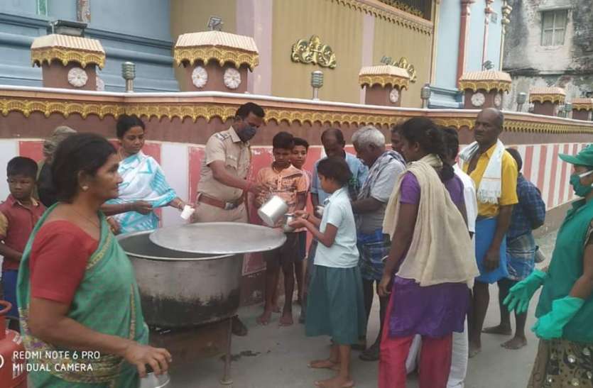 पुलिस ने काढ़ा वितरित किया पुलिस ने काढ़ा वितरित किया