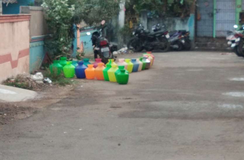 झील के पास निवास फिर भी पानी के लिए इंतजार! झील के पास निवास फिर भी पानी के लिए इंतजार!