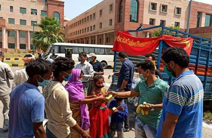 प्रवासी मजदूरों को दी गयी मदद प्रवासी मजदूरों को दी गयी मदद
