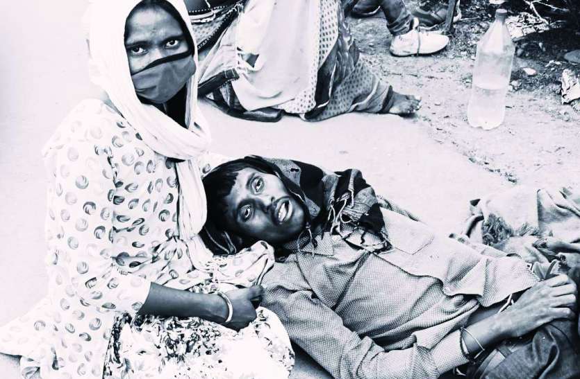 Death of migrant laborer in mp भोजन के लिए कतार में खड़े प्रवासी मजदूर की मौत, प्रशासन बोला नेचुरल डेथ है