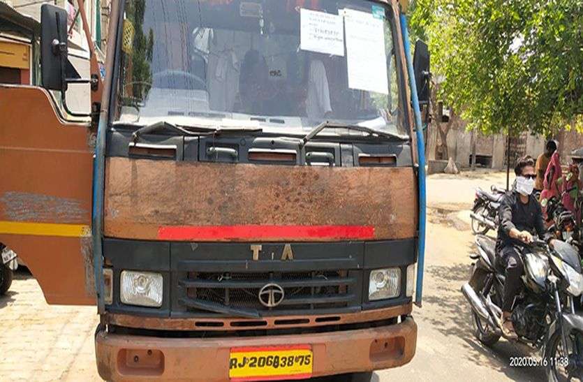 राशन डीलरों को पहुंची दाल की बोरियों में कम निकला माल राशन डीलरों को पहुंची दाल की बोरियों में कम निकला माल