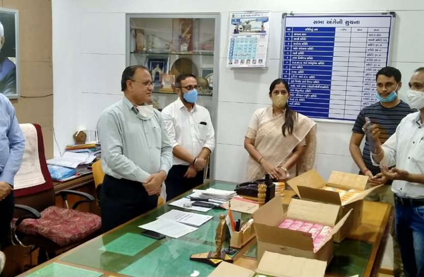 साबुन की उपयोगिता समझ महापौर को सौंपा बॉक्स साबुन की उपयोगिता समझ महापौर को सौंपा बॉक्स