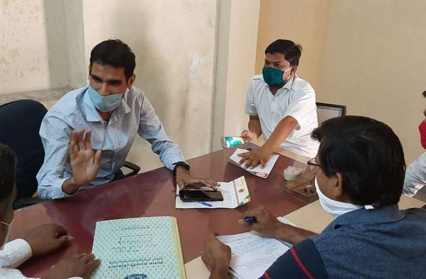 सहायक अभियंता का घेराव पानी की समस्या को लेकर सहायक अभियंता का किया घेराव