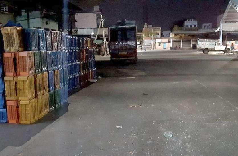 शुक्रवार रात्रि में बंद पड़ी थोक फल सब्जीमंडी लाइसेंस निरस्त करने के नोटिस थमाए तो व्यापार शुरू करने पर राजी हुए व्यापारी