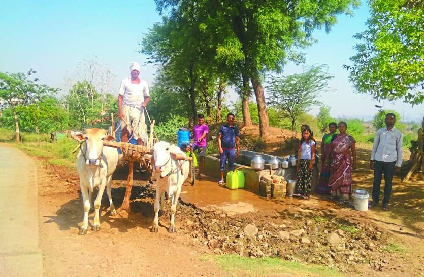 drinking water बैलगाड़ी से पीने का पानी लाने को मजबूर ग्रामीण