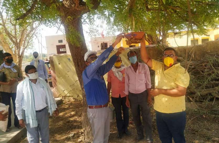 प्रायमरी व माध्यमिक शालाओं में टांगे जाएंगे 2000 सकोरे प्रायमरी व माध्यमिक शालाओं में टांगे जाएंगे 2000 सकोरे