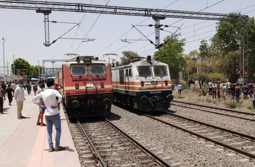 Trains stood at the station due to no signal ट्रेन छूटने से दो घंटे पहले पहुंचना होगा स्टेशन, स्क्रीनिंग के बाद मिलेगा प्रवेश