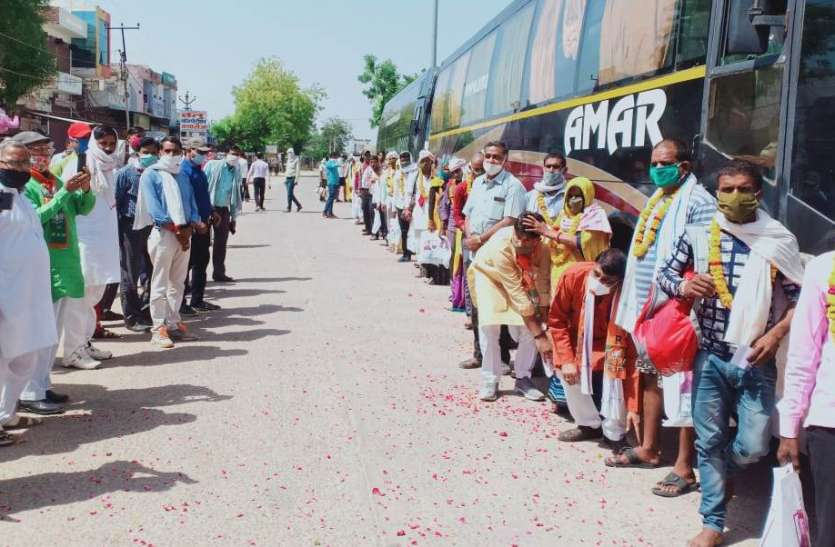 अस्थि विसर्जन के लिए 43 दिवंगतों के 60 परिजन बसों से रवाना अस्थि विसर्जन के लिए 43 दिवंगतों के 60 परिजन बसों से रवाना