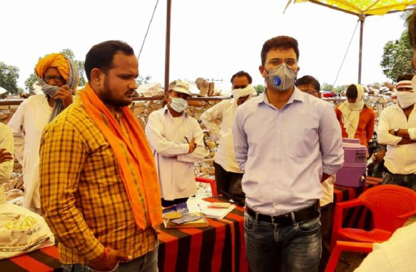 गेहूं खरीद केंद्र पर हो रही अवैध वसूली, मौके पर पहुंचे एसडीएम व तहसीलदार गेहूं खरीद केंद्र पर हो रही अवैध वसूली, मौके पर पहुंचे एसडीएम व तहसीलदार