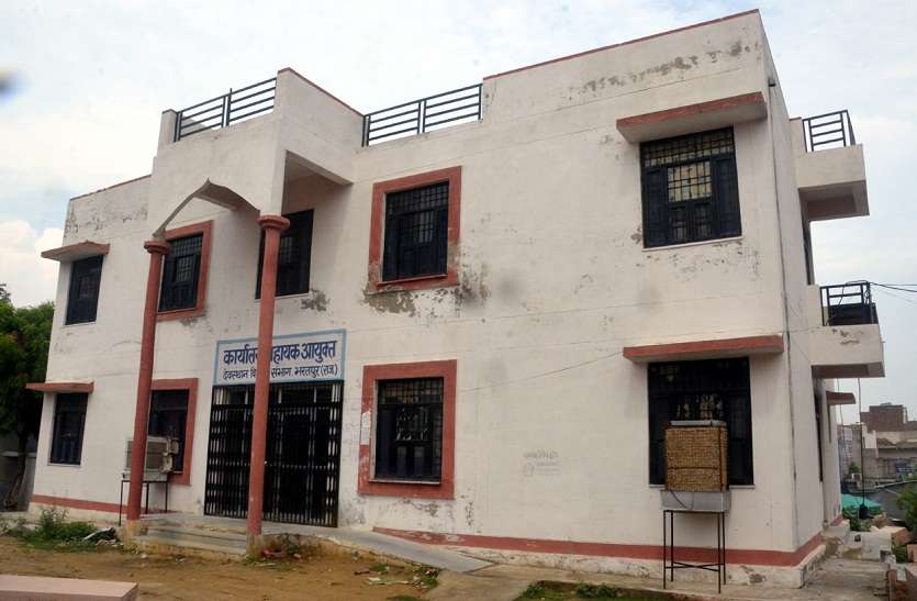 अब हटी बिहारीजी मंदिर निर्माण कार्य पर लगी ब्रेक अब हटी बिहारीजी मंदिर निर्माण कार्य पर लगी ब्रेक
