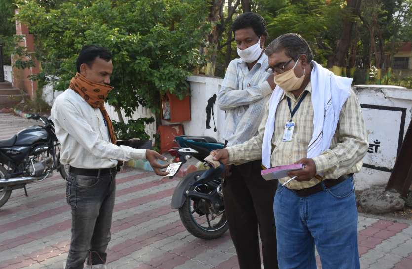 बिना मास्क पहने घूम रहे थे बाजार : 15 का जुर्माना बिना मास्क पहने घूम रहे थे बाजार : 15 का जुर्माना