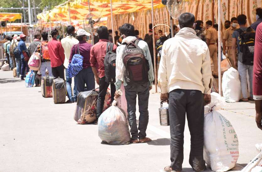 Workers trapped due to cancellation of Maharashtra train at last time तीन ट्रेनों से पहुंचे प्रवासी मजदूर, आखिरी समय पर महाराष्ट्र की ट्रेन कैंसिल होने से फंसे श्रमिक