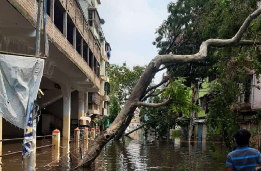अम्फान के बाद बंगाल में मचा हुआ है हाहाकार अम्फान के बाद बंगाल में मचा हुआ है हाहाकार