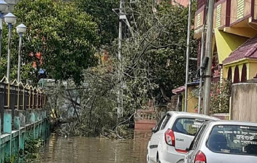अम्फान के बाद बंगाल में मचा हुआ है हाहाकार