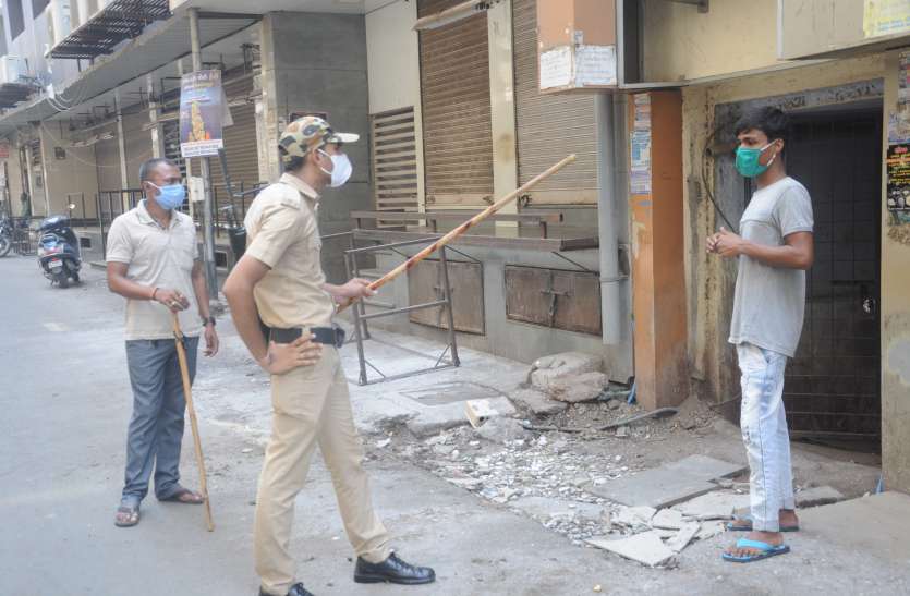 covid19 : महिधरपुरा में पुलिस ने हीरा बाजार बंद करवाया covid19 : महिधरपुरा में पुलिस ने हीरा बाजार बंद करवाया
