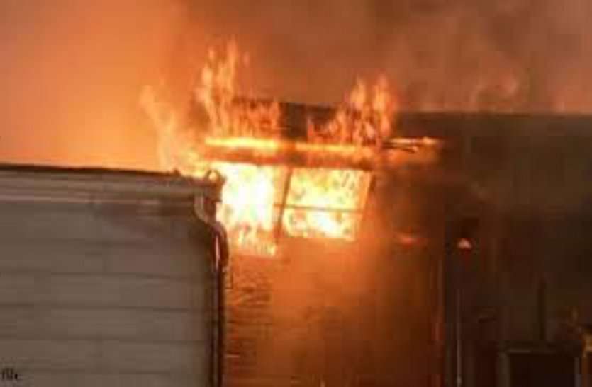 the-fire-caused-by-hitting-the-electric-wire बिजली की तार में झाड़ टकराने से लगी आग