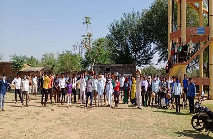 कांकरिया में पेयजल का संकट, टंकी के पास किया प्रदर्शन कांकरिया में पेयजल का संकट, टंकी के पास किया प्रदर्शन