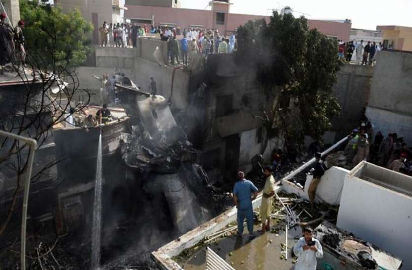 kranchi plane crashed Karachi Plane crash: रिहायशी इलाके में गिरा विमान, कई मकान ध्वस्त, मारे गए लोगों की संख्या 90 हुई