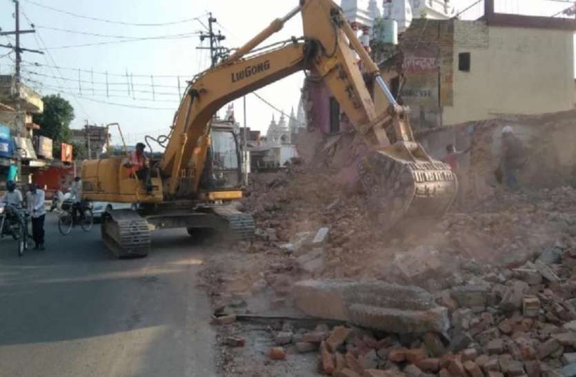CM Yogi सीएम योगी ने पेश की नजीर, निर्माण कार्य में आड़े आ रहे अपने ही मंदिर की गिरवाई दीवार