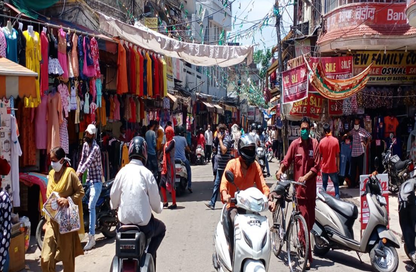 जम्मू में ईद से पहले गुलजार होने लगे बाजार, दुकानदार भी काफी उत्साहित जम्मू में ईद से पहले गुलजार होने लगे बाजार, दुकानदार भी काफी उत्साहित