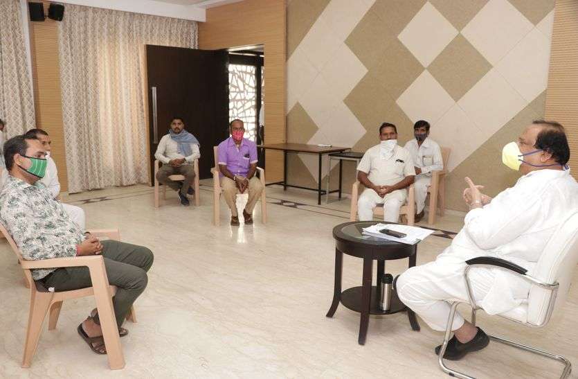 बैंड बाजा बाराती के साथ शादी में जो देते स्वाद, वो हो रहे परेशान