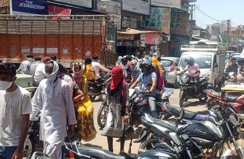 बाजारों में भीड़ उमडऩे से दिनभर रही जाम की स्थिति बाजारों में भीड़ उमडऩे से दिनभर रही जाम की स्थिति