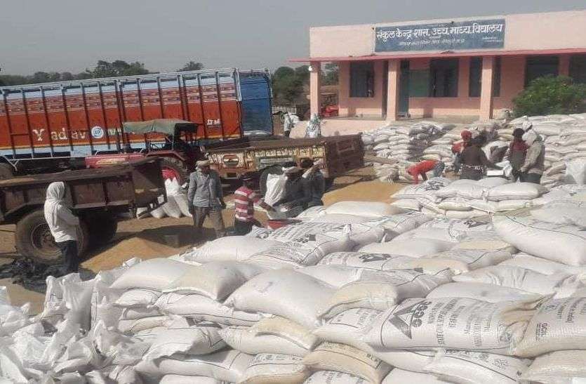 नल तो है लेकिन पानी आता नहीं, अटेंडर मांगता है पैसे.. नल तो है लेकिन पानी आता नहीं, अटेंडर मांगता है पैसे..