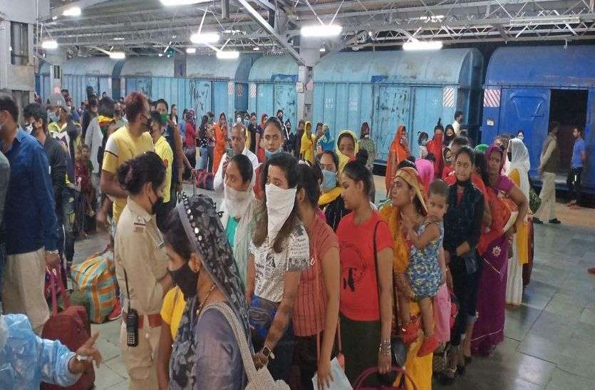 शिवपुरी के कुछ घरों में बाहर से आई युवतियां छुपी हुई हैं, जिनकी ना स्क्रीनिंग हुई ना टेस्ट हुआ.. शिवपुरी के कुछ घरों में बाहर से आई युवतियां छुपी, जिनकी ना स्क्रीनिंग हुई ना टेस्ट हुआ..
